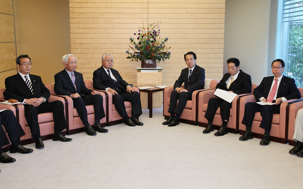 経済３団体と懇談を行う菅総理の写真