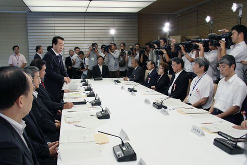 新たな時代の安全保障と防衛力に関する懇談会であいさつでする菅総理の写真