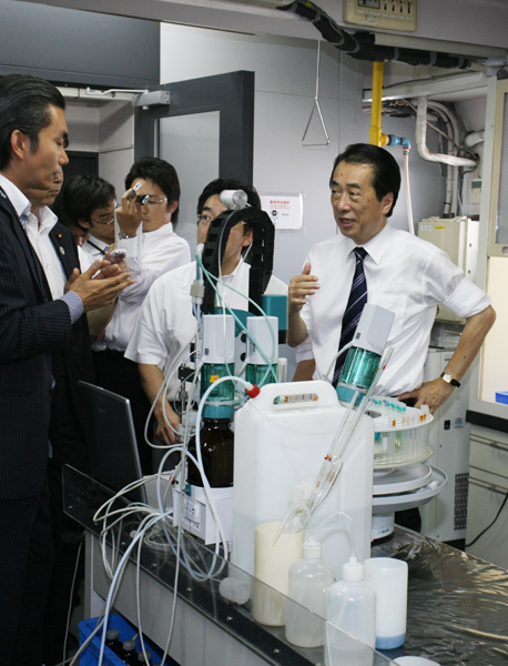 東京都大田区にあるメッキ工場を視察する菅総理の写真