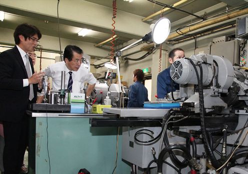 東京都大田区にある研磨工場を視察する菅総理の写真