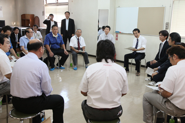 中小企業経営者らと車座集会を行う菅総理の写真