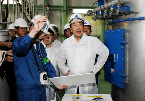 リチウムイオン電池電極工場を視察する菅総理