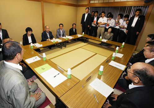 姫路更生保護活動サポートセンター関係者と意見交換する菅総理の写真