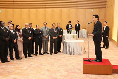 在京イスラム諸国外交団にあいさつする菅総理の写真