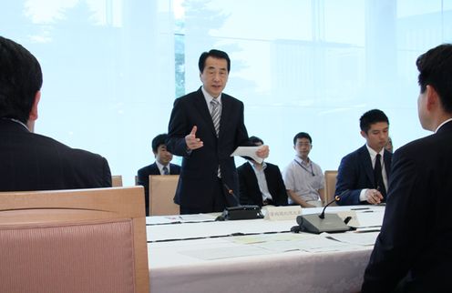 新卒者雇用・特命チーム会合であいさつする菅総理の写真１