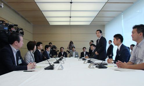 新卒者雇用・特命チーム会合であいさつする菅総理の写真２