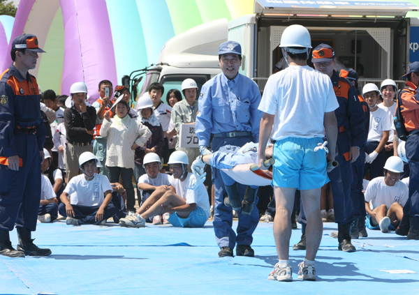 静岡県総合防災訓練で簡易タンカ搬送訓練に参加する菅総理の写真
