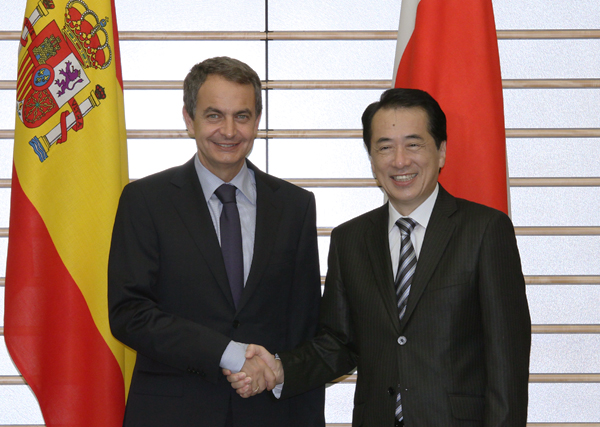 スペインのサパテロ首相と握手する菅総理の写真