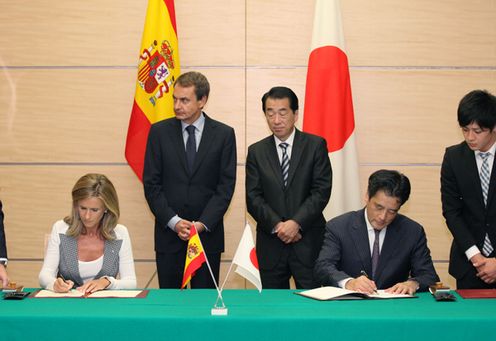 日スペイン科学技術協力協定署名式に立ち会う両首脳の写真
