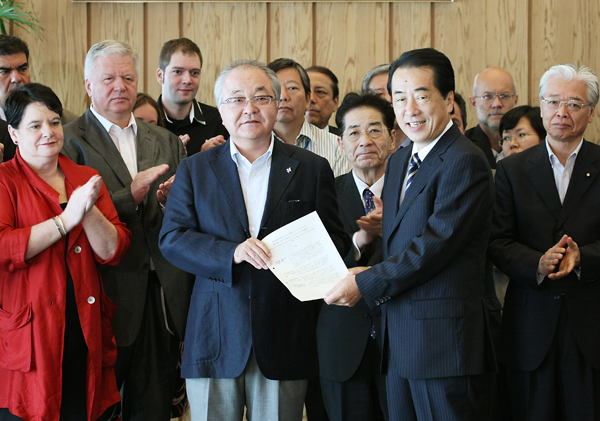 連合の古賀伸明会長から声明の手交を受ける菅総理の写真