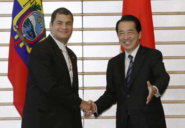 エクアドル共和国のコレア大統領と握手する菅総理の写真