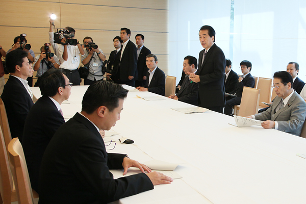 予算編成に関する閣僚委員会であいさつする菅総理の写真２