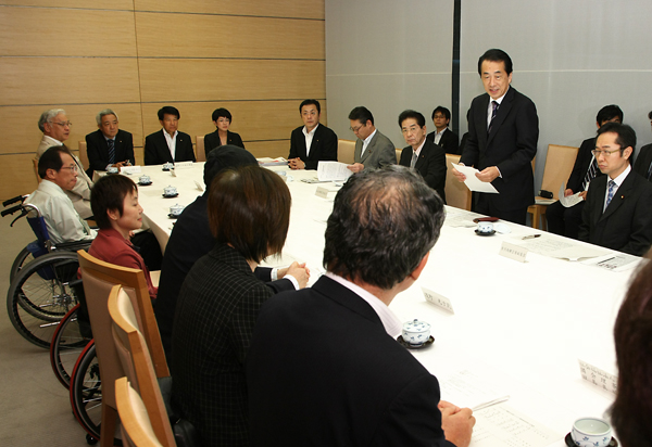 ＨＴＬＶ（ヒトＴ細胞白血病ウイルス）関連患者団体と面談する菅総理の写真１