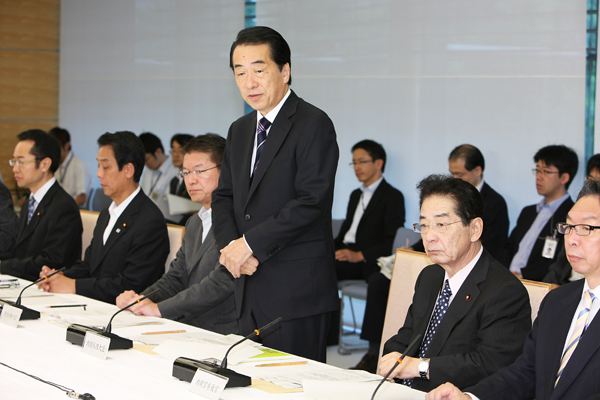 雇用戦略対話であいさつする菅総理の写真1