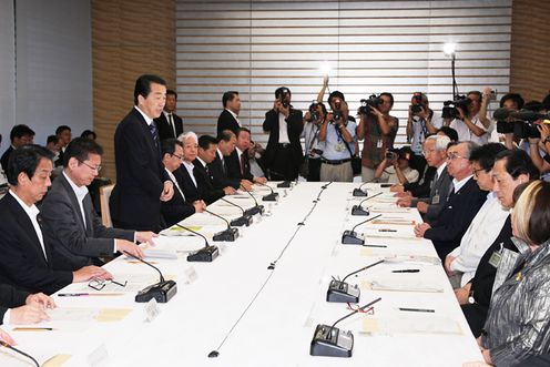 雇用戦略対話であいさつする菅総理の写真2