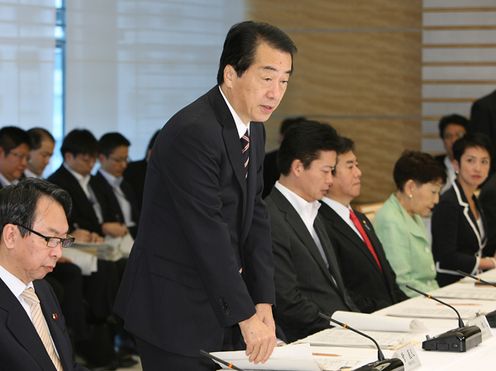 新成長戦略実現会議であいさつする菅総理の写真1