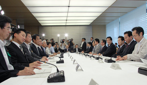 月例経済報告等に関する関係閣僚会議に出席する菅総理の写真1