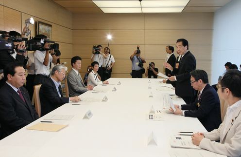 経済関係閣僚委員会であいさつする菅総理の写真２