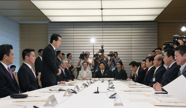 沖縄政策協議会であいさつする菅総理の写真２