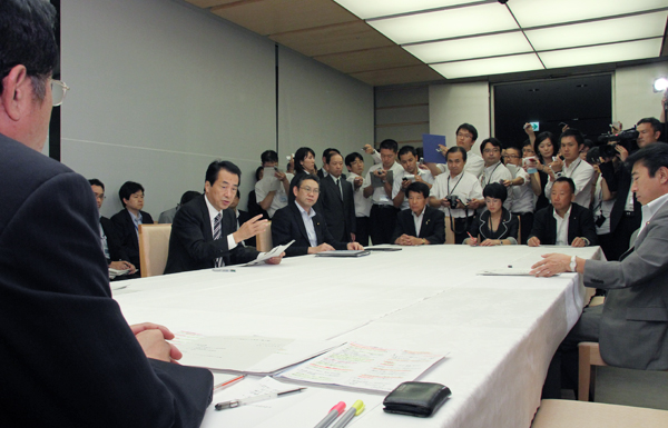 ＨＴＬＶ－１特命チーム会合であいさつする菅総理の写真２