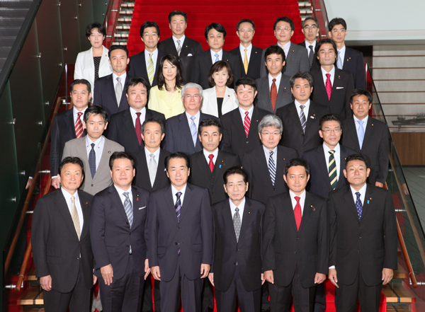 大臣政務官とともに記念写真に臨む菅総理の写真