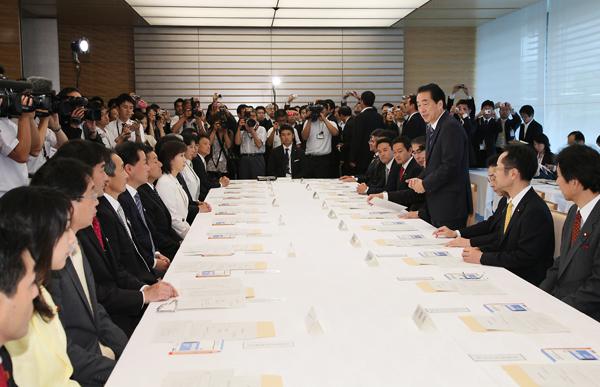 初大臣政務官会議であいさつを述べる菅総理の写真