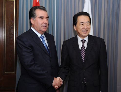 ラフモン大統領と握手する菅総理の写真