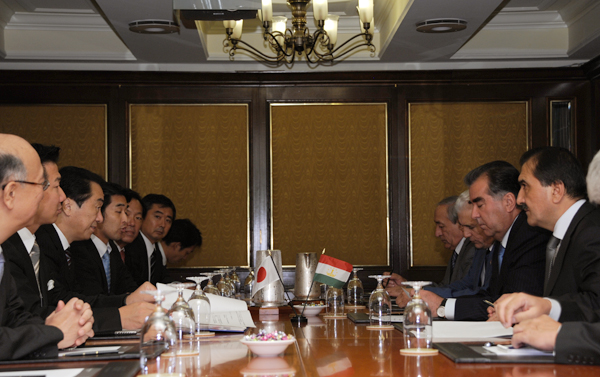 日本・タジキスタン首脳会談の写真