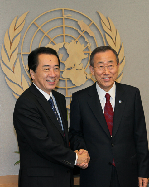 潘基文国連事務総長と握手する菅総理の写真