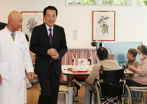 医療施設を視察する菅総理の写真