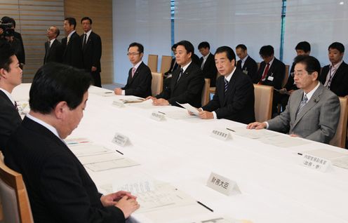 経済関係閣僚委員会であいさつする菅総理の写真２