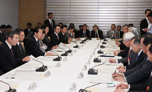 国内投資促進円卓会議であいさつをする菅総理の写真2