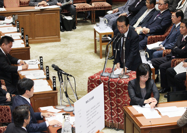 衆議院予算委員会で答弁する菅総理の写真1