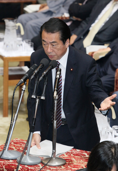 衆議院予算委員会で答弁する菅総理の写真２