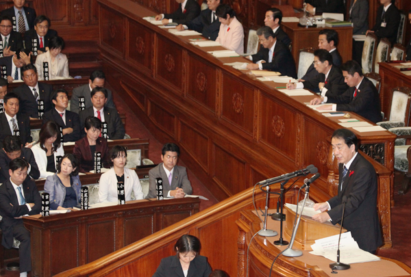 衆議院本会議で所信表明演説を行う菅総理の写真1