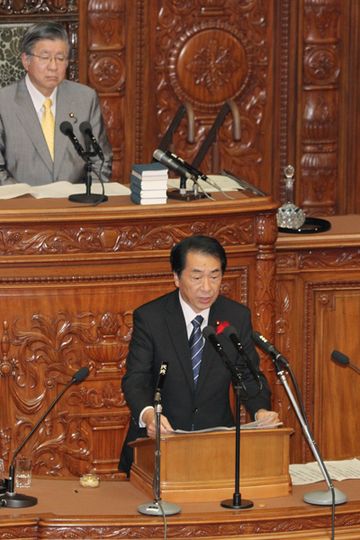 衆議院本会議で所信表明演説を行う菅総理の写真２