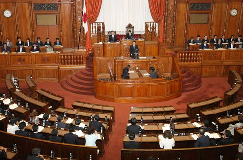 参議院本会議で所信表明演説を行う菅総理の写真2