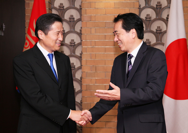 モンゴル国のスフバータル・バトボルド首相と握手する菅総理の写真