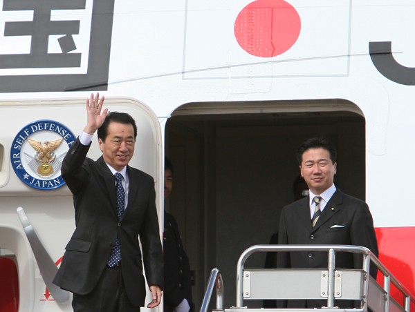 ＡＳＥＭ８出席のため羽田空港を出発する菅総理の写真