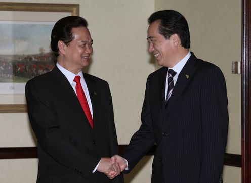 ベトナム社会主義共和国のズン首相と握手する菅総理の写真