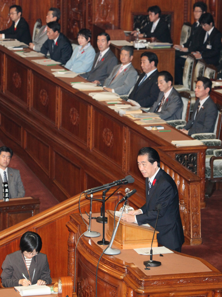 衆議院本会議で答弁する菅総理1