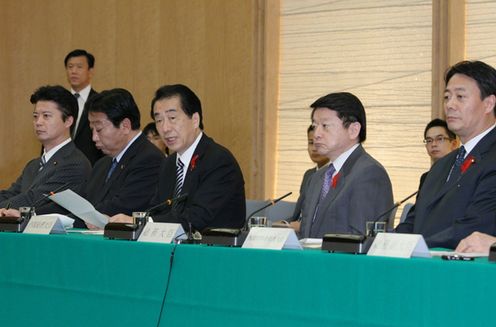 税制調査会であいさつする菅総理１