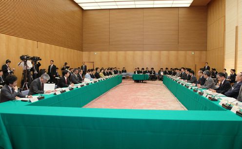 税制調査会であいさつする菅総理2