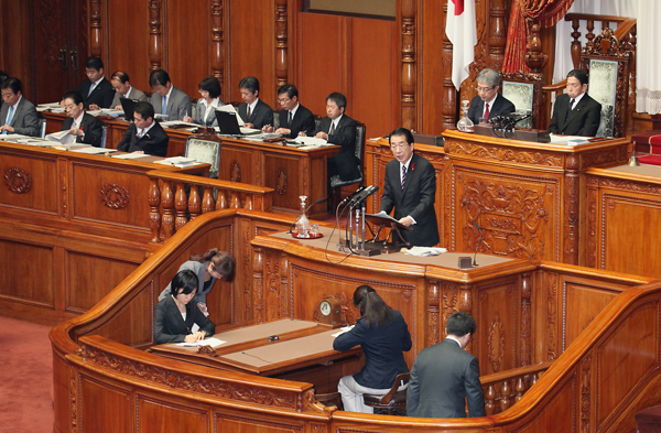 参議院本会議で答弁する菅総理1