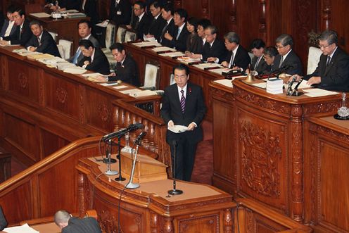 衆議院本会議で答弁する菅総理１