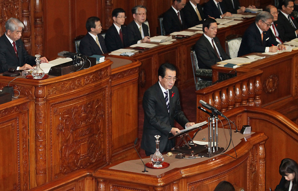 参議院本会議で答弁する菅総理1