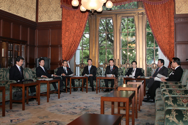 経済関係閣僚委員会であいさつする菅総理2