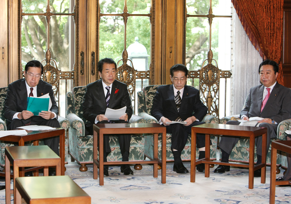 口蹄疫対策本部であいさつする菅総理1