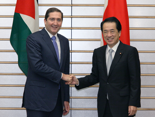 ヨルダンのリファーイ首相と握手する菅総理1