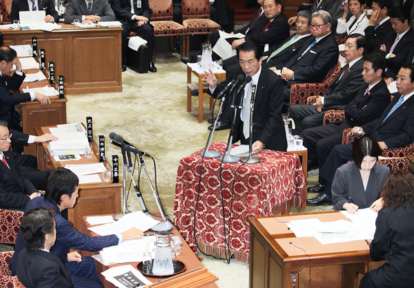 衆議院予算委員会で答弁する菅総理1